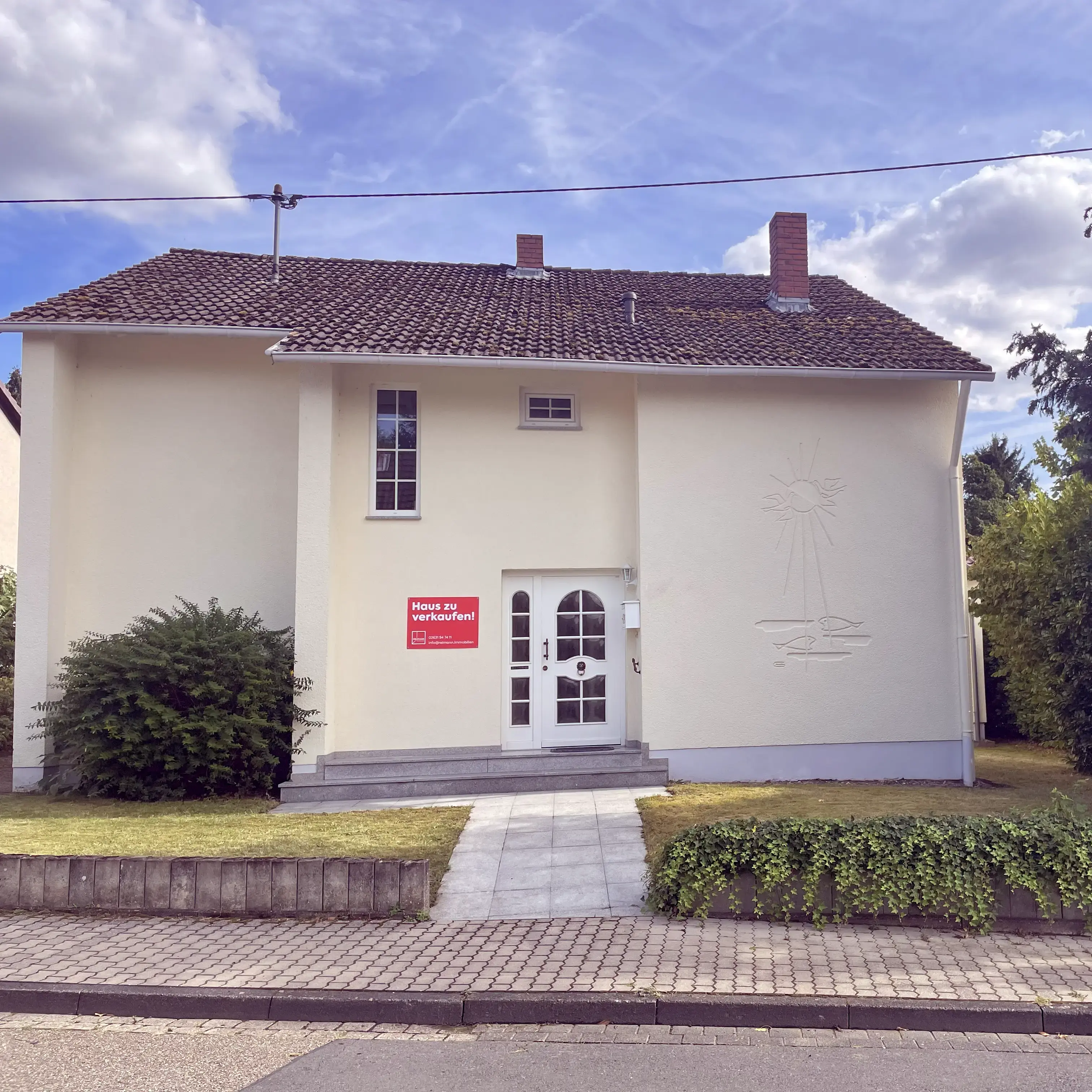 Zweifamilienhaus mit großem Garten und zusätzlichem Bauplatz